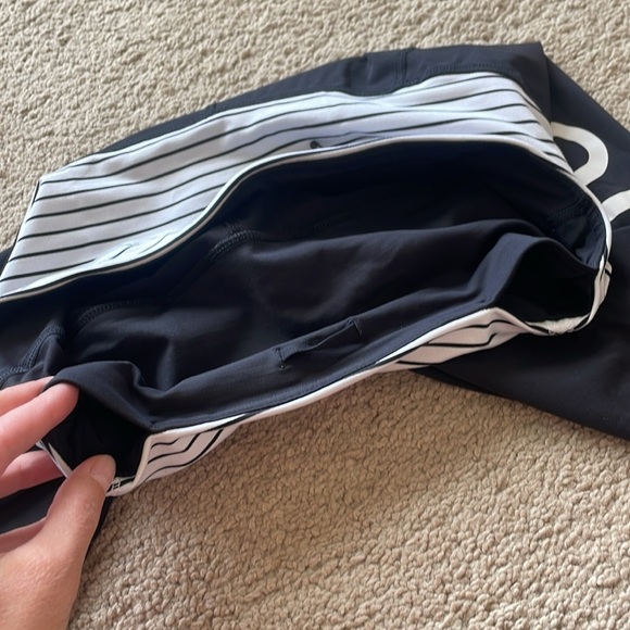 Lululemon Soul Cycle Cropped Leggings Women’s 8 Black Graphic Cycling Pants - Picture 8 of 12